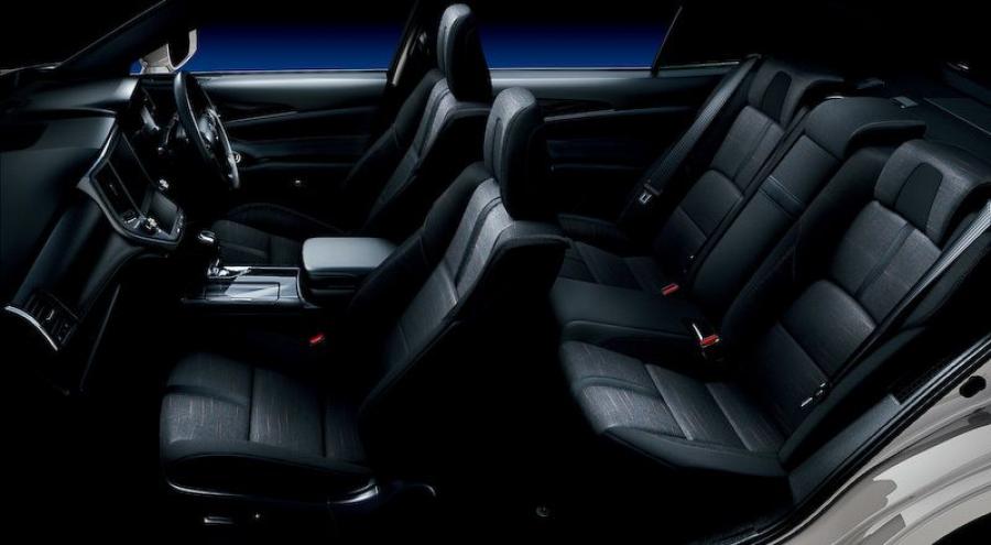  Toyota Crown Athlete S Four Hybrid 2014 года  (фото 3 из 3)